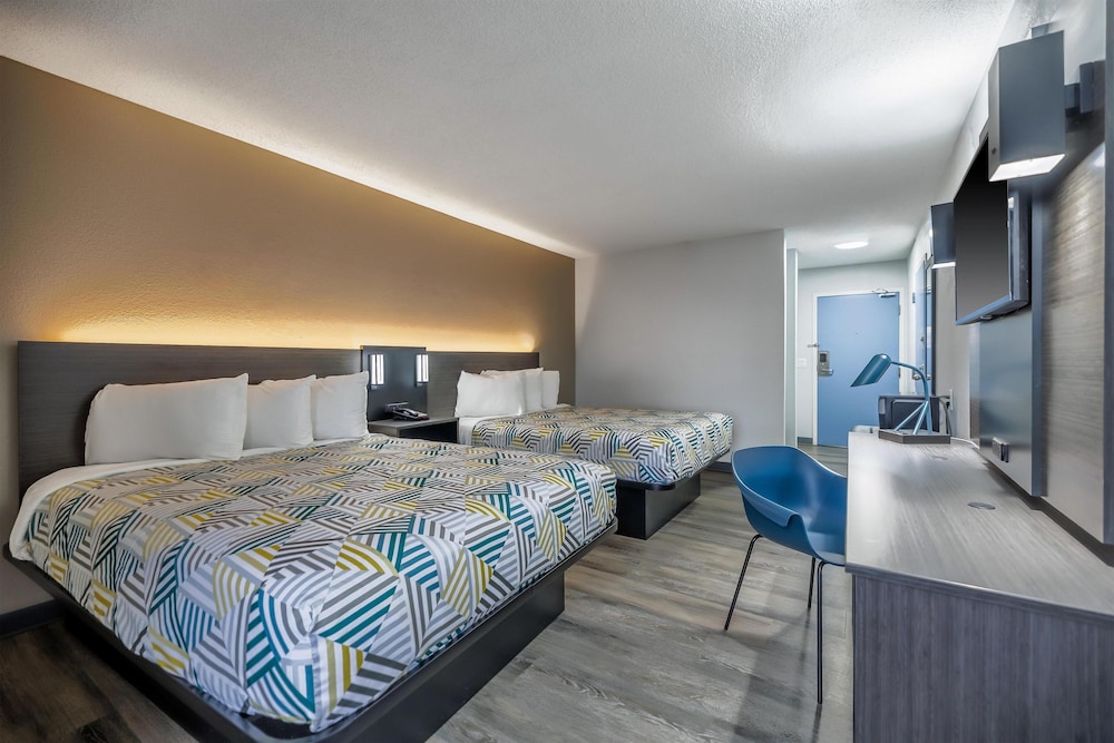 Deluxe Room, 2 Queen Beds, Non Smoking, Refrigerator & Microwave - Photo 1