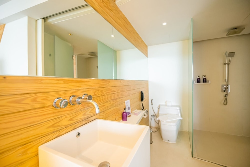 Superior Room, 1 King Bed, Ocean View - Photo 9