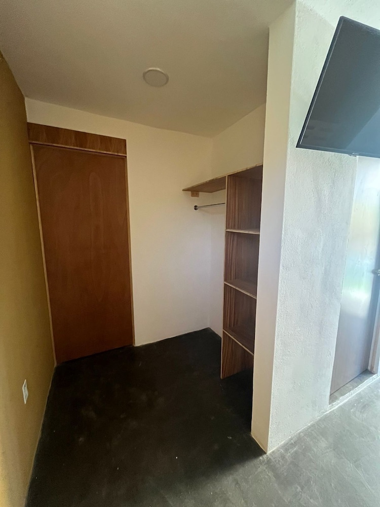 Basic Triple Room, Air conditioning, Pool View photo 2