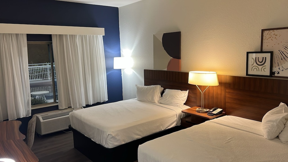 Standard Room, 2 Queen Beds, Non Smoking - Photo 6
