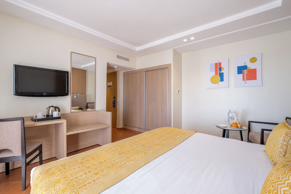 Premium Room, 1 King Bed, Partial Sea View photo 2