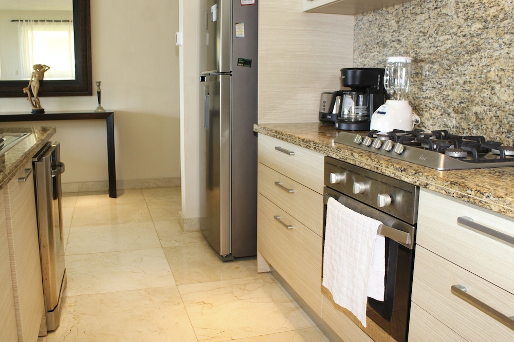 Luxury Apartment, 2 Bedrooms, Oceanfront photo 3