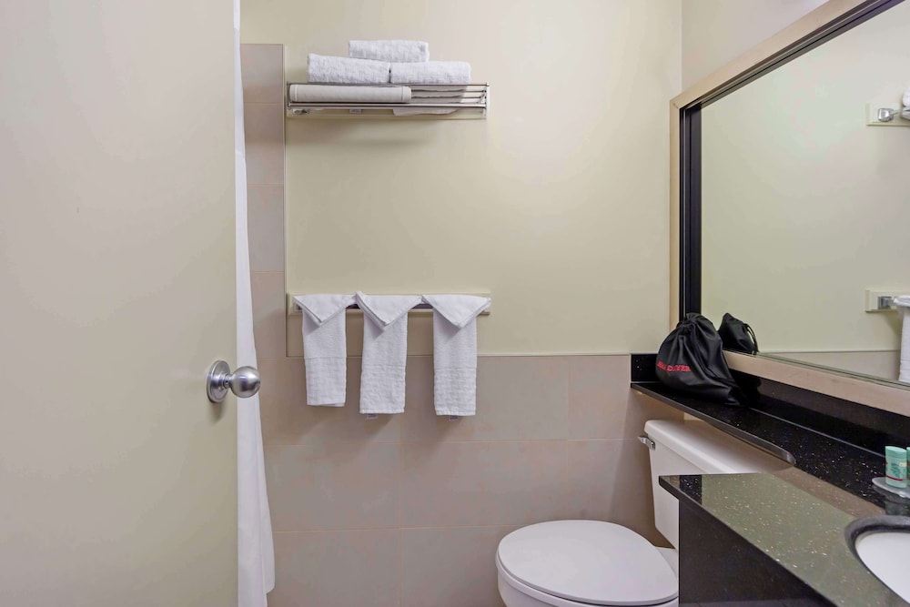 Standard Room, 2 Queen Beds, Non Smoking, Refrigerator & Microwave photo 3