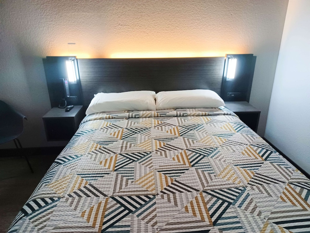 Deluxe Suite, 1 Queen Bed, Non Smoking, Refrigerator & Microwave photo 1