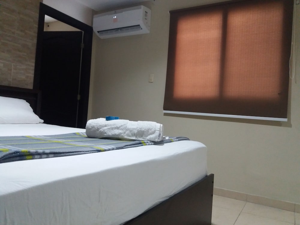 Business Suite, 1 Queen Bed, Ensuite, Poolside photo 2