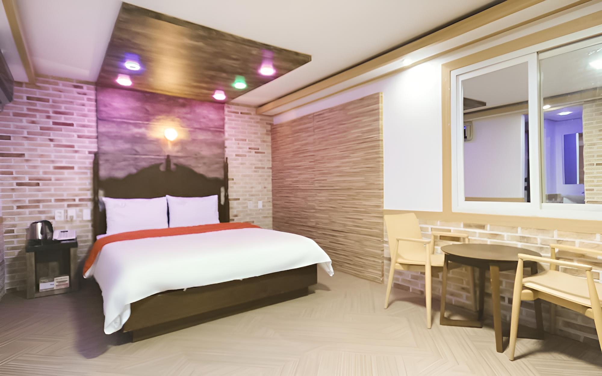 Room (VIP (Double Bed Hotel Bedding Soundpr) photo 2