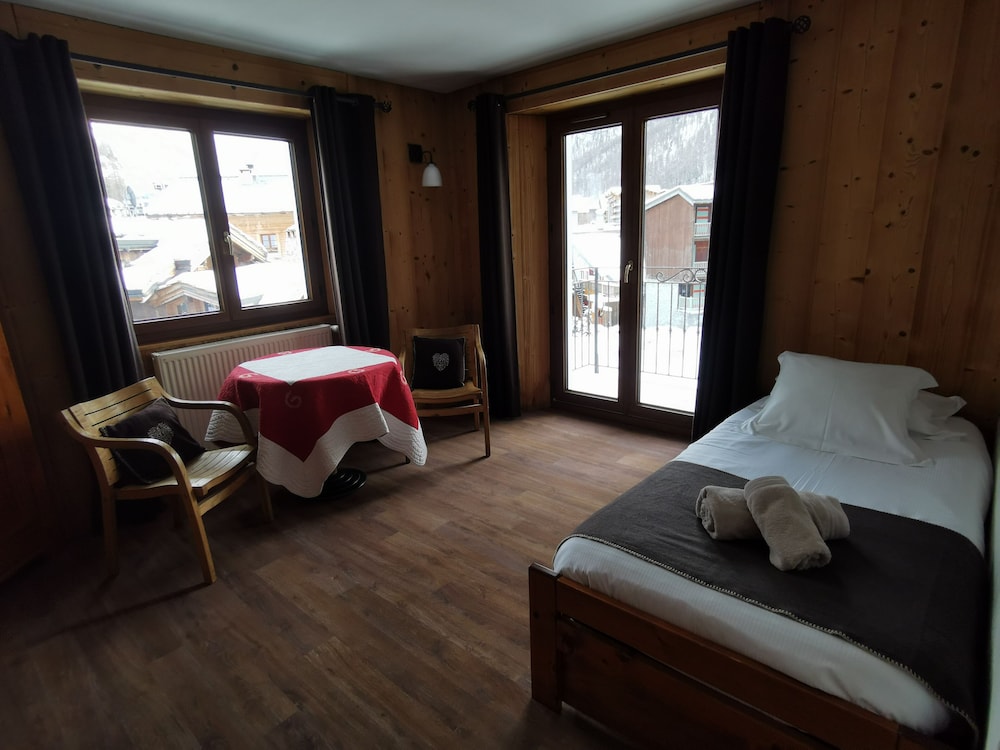 Family suite twin beds photo 3