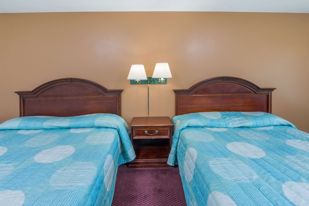 Room, 2 Queen Beds photo 2
