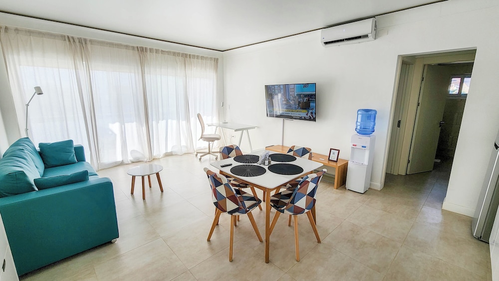 Business Condo, 1 King Bed, Pool View