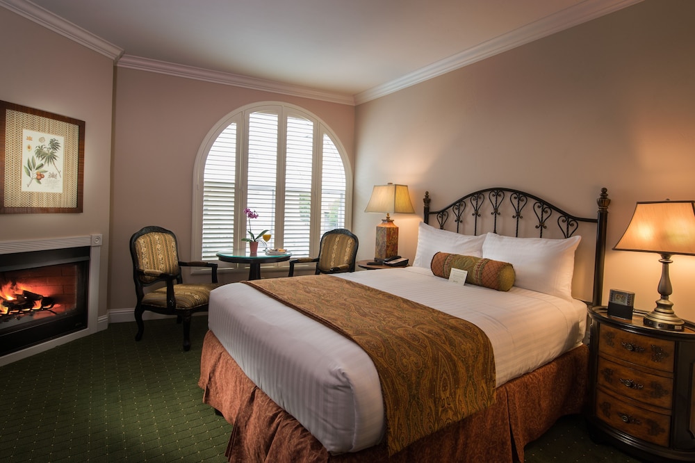 Deluxe Room, 1 King Bed, Fireplace - Photo 1