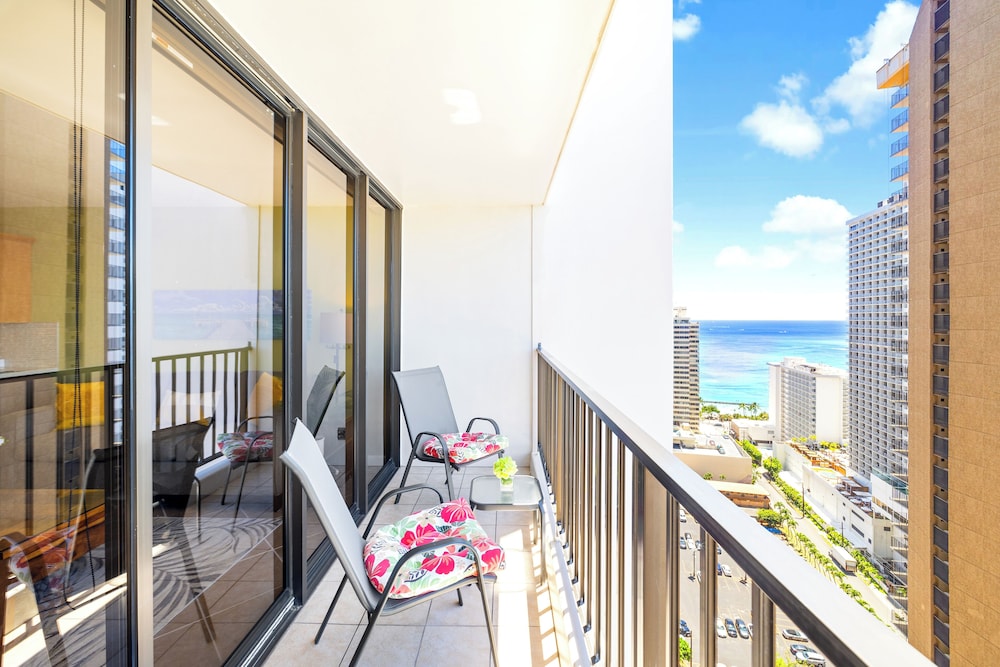 Premium Remodeled Condo with Ocean View and Parking: Premium Condo, 1 King Bed with Sofa bed, Balcony, Partial Ocean View (0136) photo