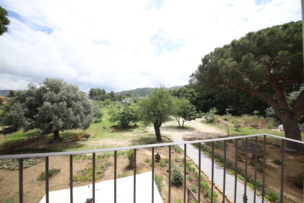 Design Triple Room, Garden View, Tower photo 2