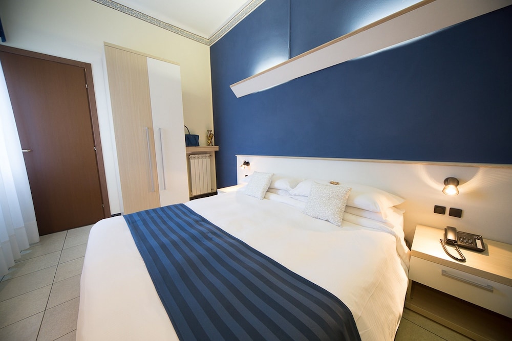 Standard Double or Twin Room photo 3