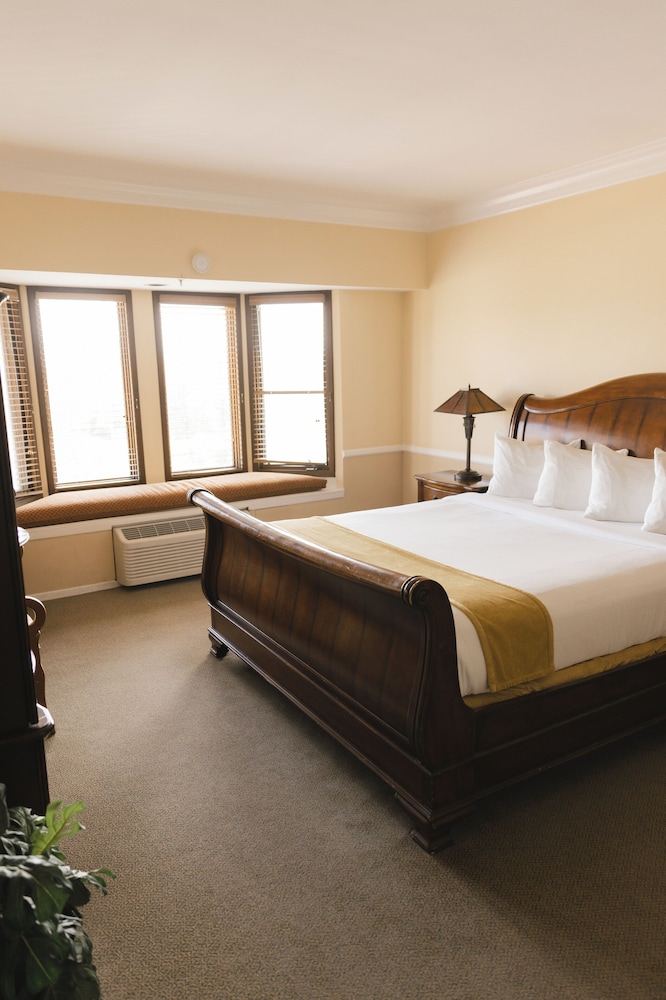 Grand Suite, 1 King Bed - Photo 1