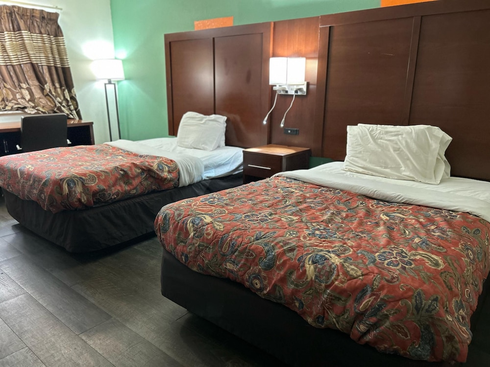 Room, 2 Queen Beds, Smoking - Photo 4