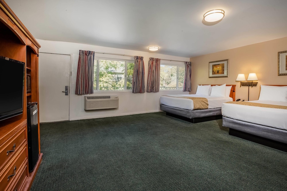 Room, Multiple Beds, Non Smoking, River View - Photo 2