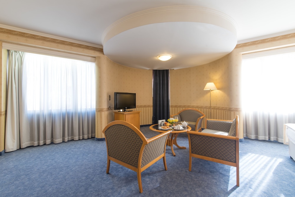 Suite - Photo 2