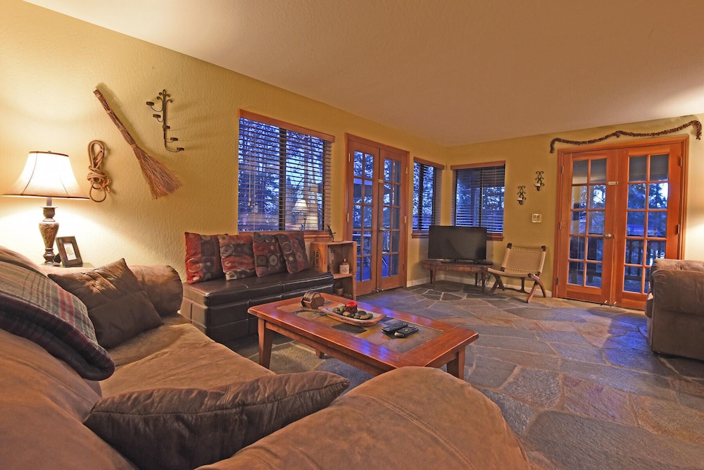 House, Multiple Beds, Hot Tub, Mountain View (Mountainside Overlook) photo 2
