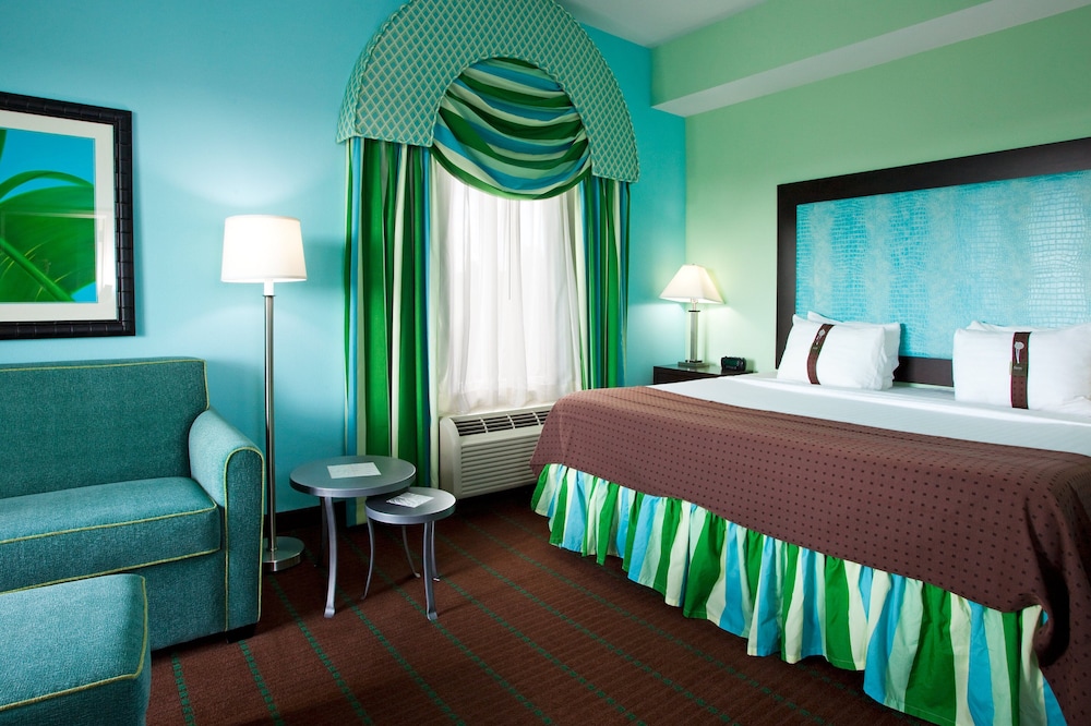 Premium Room, 1 King Bed, Accessible Bathtub - Photo 3