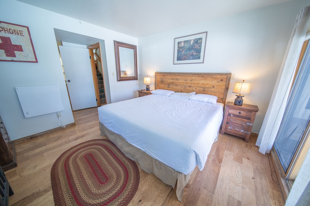 Signature Condo, 2 Bedrooms, Fireplace, Courtyard View (Quicksilver 1626)