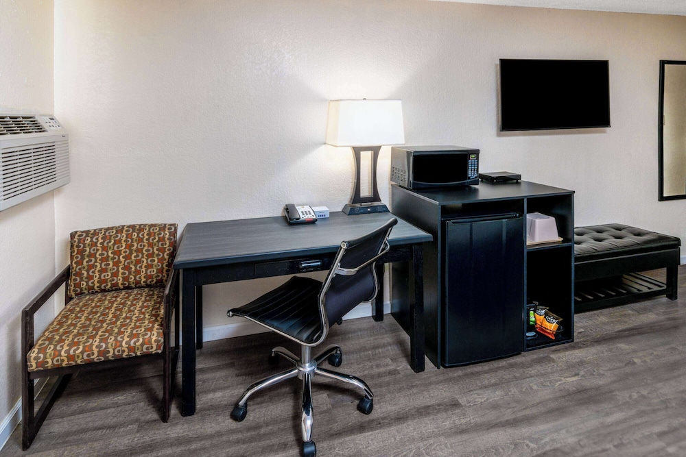 Upgraded, Standard Room, 1 Queen Bed - Photo 2