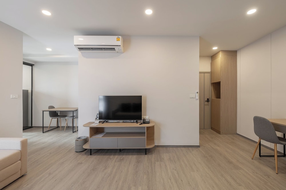 Homey Two Bedroom photo 2