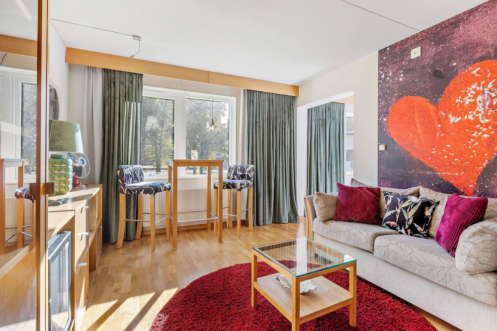 Suite, 1 Queen Bed, Non Smoking, Lake View photo 3