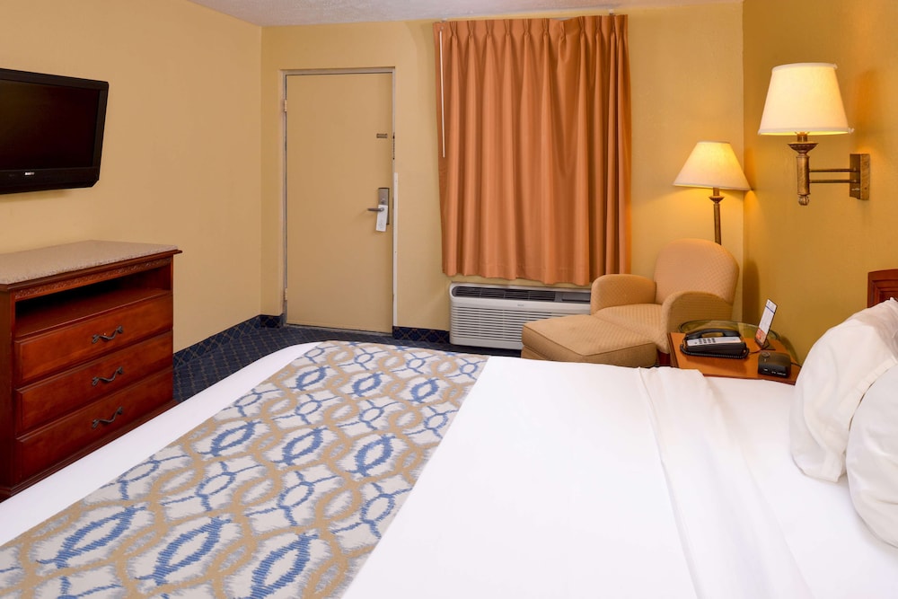 Room, 1 King Bed, Smoking - Photo 11
