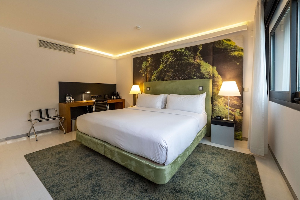 Deluxe Room, 1 King Bed, Patio
