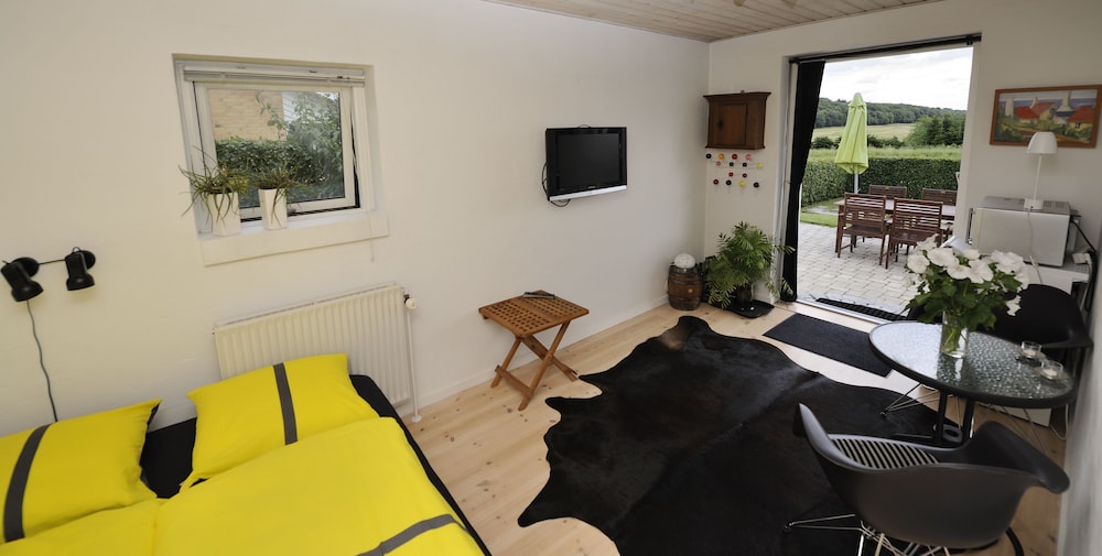 Double Room, 1 King Bed, Shared Bathroom photo 2