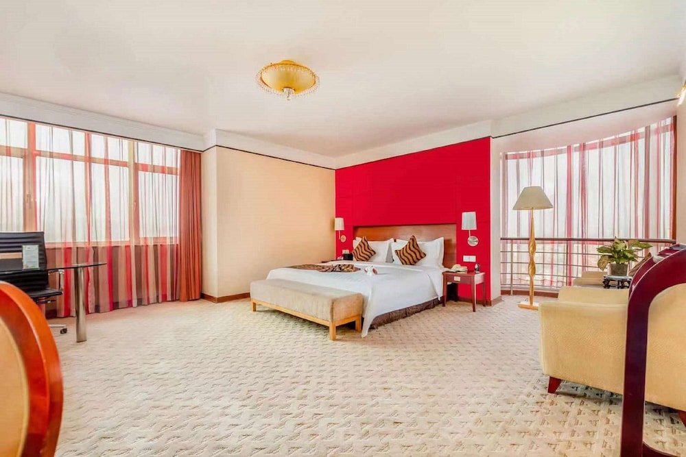 Deluxe Room, 1 King Bed, Smoking photo 1