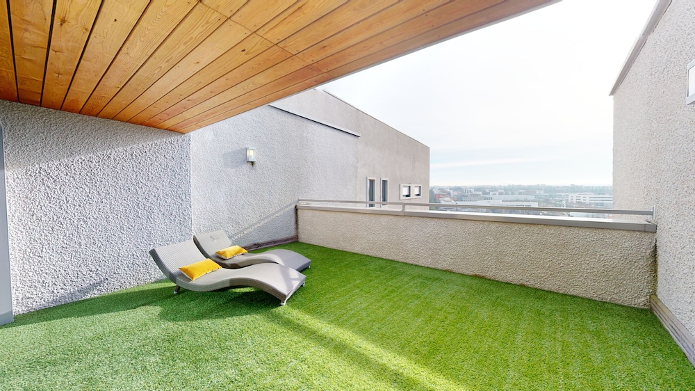 Suite, 1 King Bed, Terrace - Photo 15
