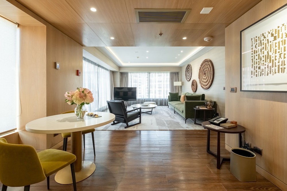 Executive Suite - Photo 9