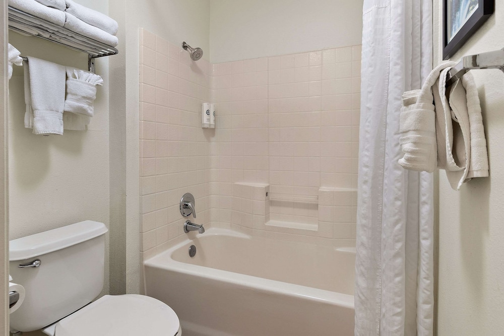 Suite, Non Smoking, Jetted Tub (1 King Bed) - Photo 4
