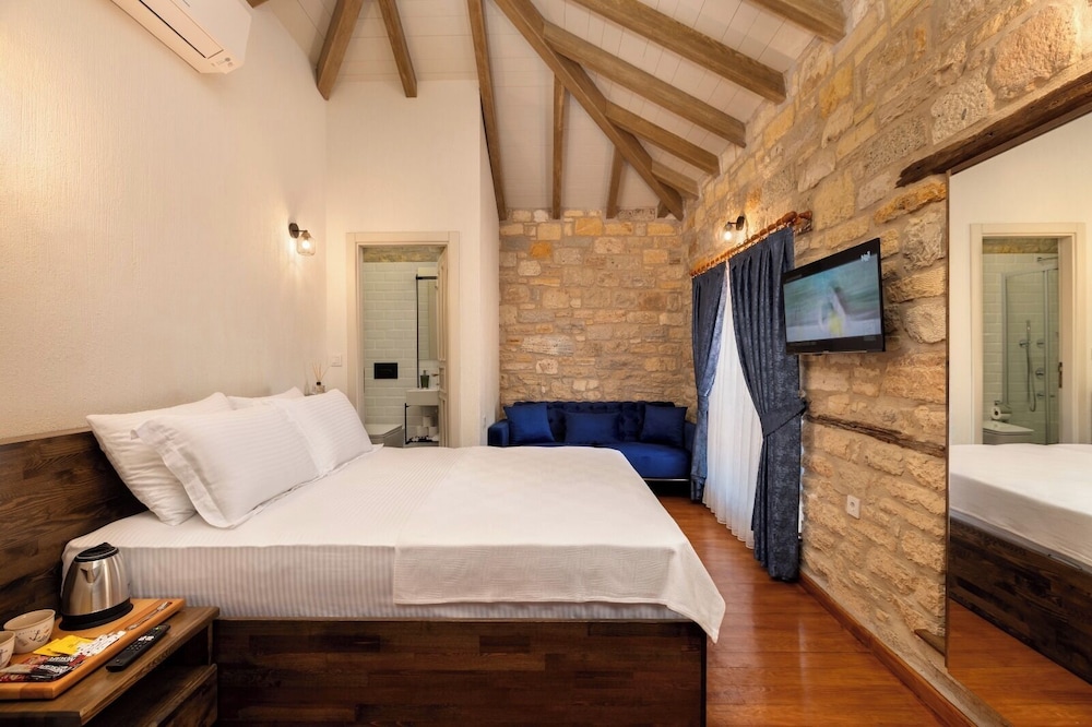 Family Room, 1 King Bed, Non Smoking, Courtyard View - Photo 1