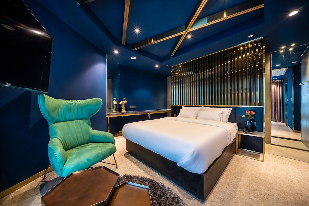 Suite - Photo 1