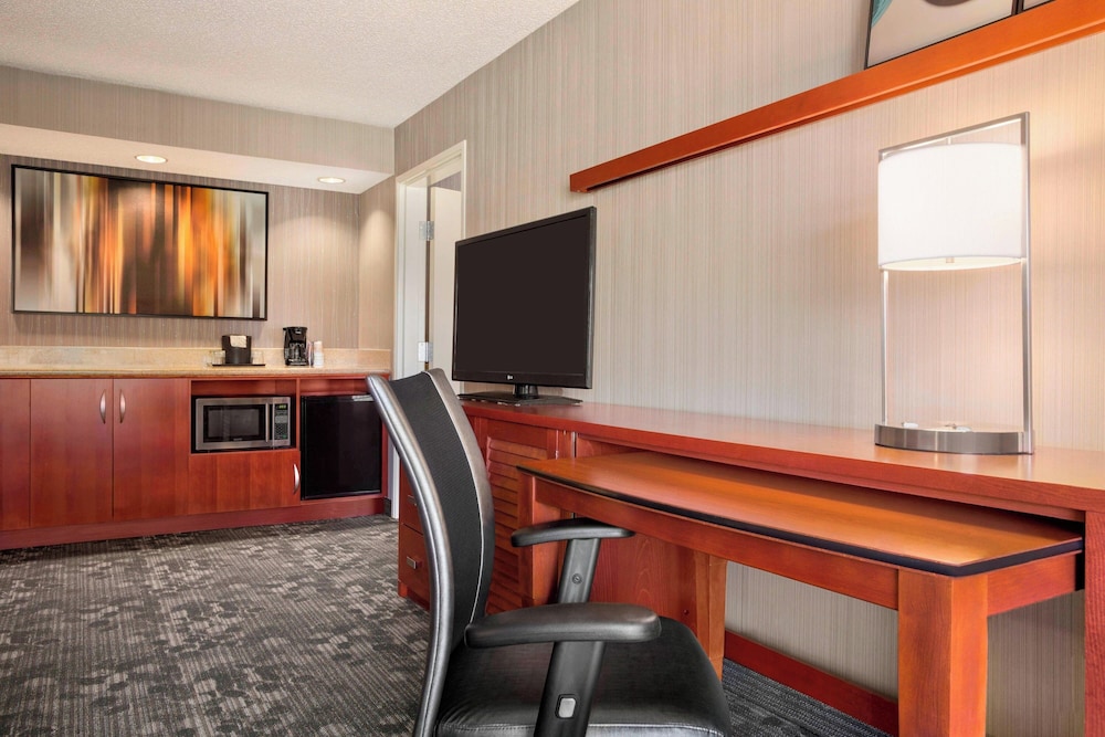 Suite, 1 Bedroom - Photo 3
