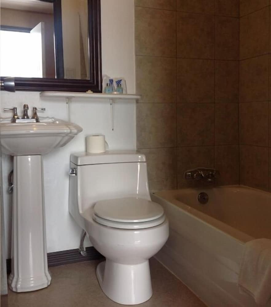 Standard Room, 1 Queen Bed photo 3