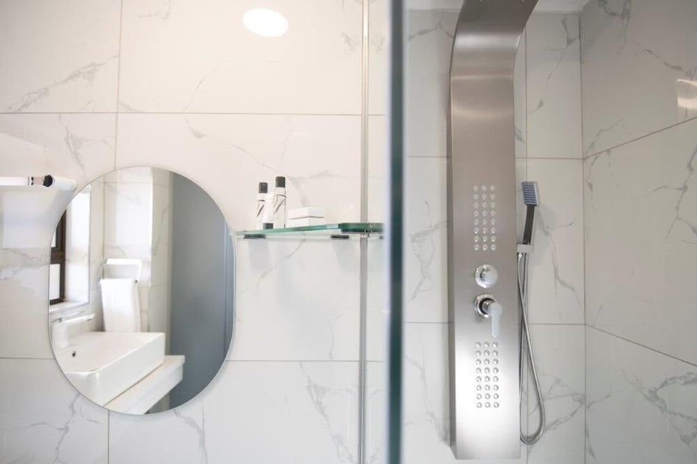 Deluxe Twin room with Shower - Photo 4