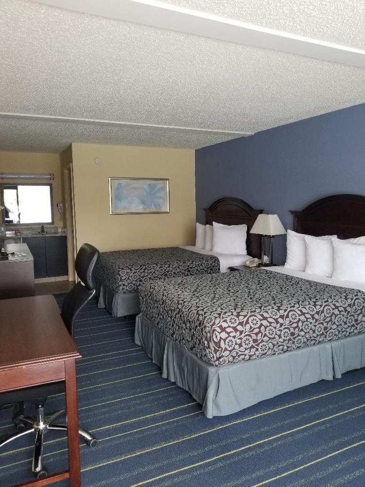 Room, 2 Queen Beds, Non Smoking (Pool Side) - Photo 3