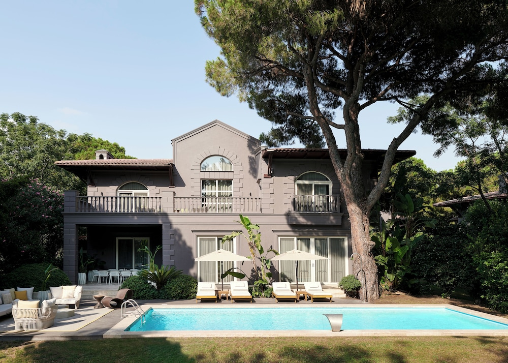 Albatros Deluxe Villa 8 Person thumbnail 5