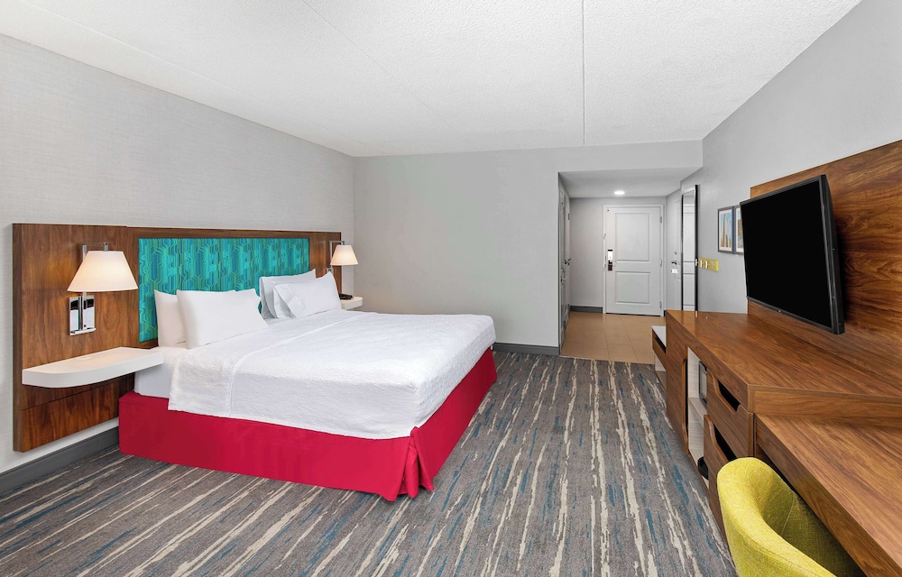Room, 1 King Bed, Accessible, Non Smoking (Mobility & Hearing, Bathtub) - Photo 1