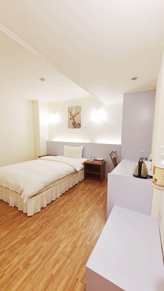 Basic Single Room, 1 Twin Bed, No Windows photo 1