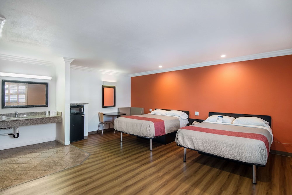 Deluxe Room, 2 Queen Beds, Non Smoking, Refrigerator & Microwave - Photo 6