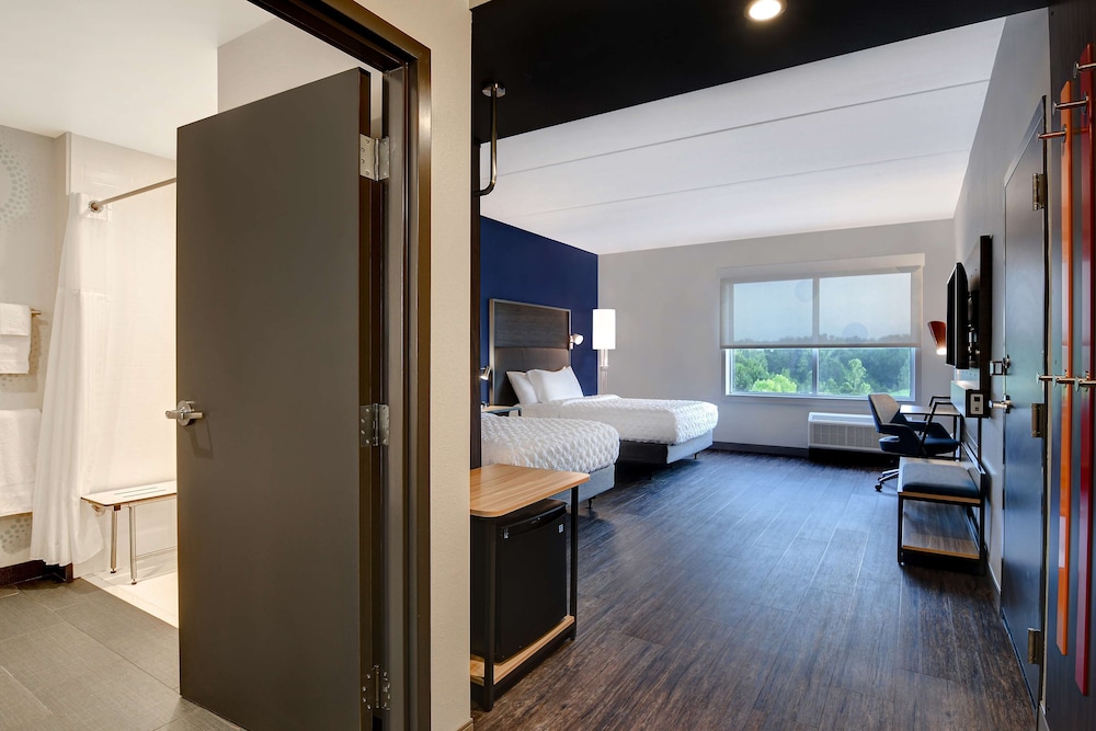 Room, 2 Queen Beds, Accessible (Roll-In Shower) - Photo 4