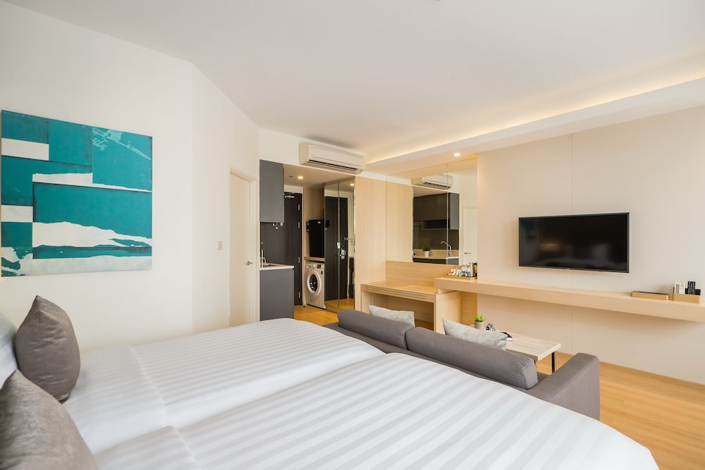 Deluxe Room, City View - Photo 5
