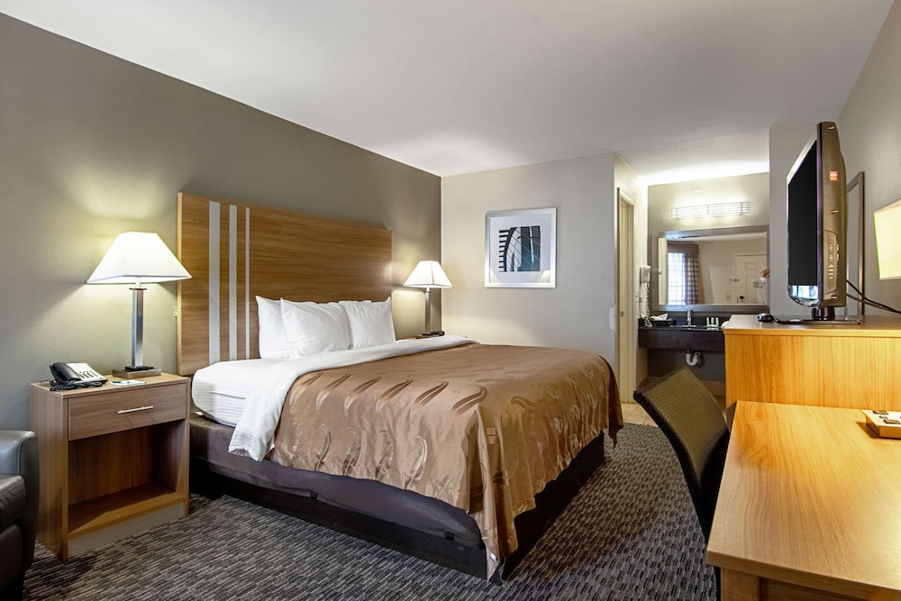 Standard Room, 1 King Bed, Non Smoking - Photo 1