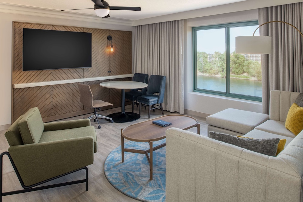 Suite, 1 King Bed, Accessible, Corner (2 Room Governor Suite, Roll-In Shower) - Photo 8