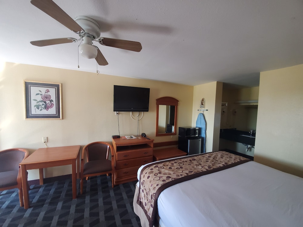 Room, 1 King Bed, Non Smoking - Photo 4