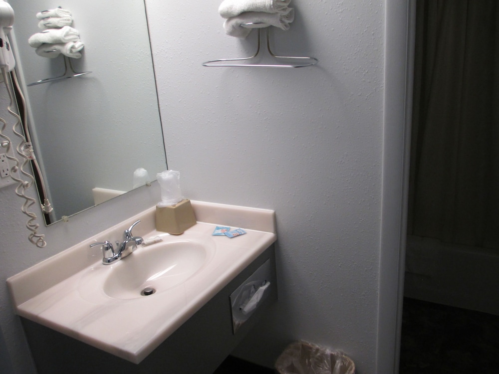 Standard Room, 1 Queen Bed photo 3